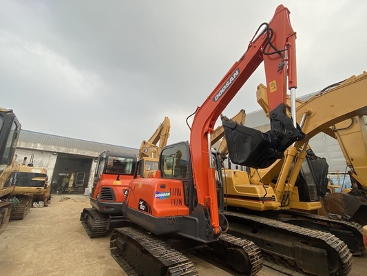6 toneladas de excavadora original usada Doosan DX60 con una potencia de motor de 39.7 kW y una capacidad de cubo de 0.21m3