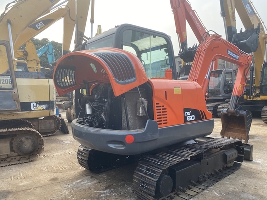 6 toneladas de excavadora original usada Doosan DX60 con una potencia de motor de 39.7 kW y una capacidad de cubo de 0.21m3