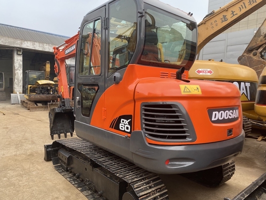 6 toneladas de excavadora original usada Doosan DX60 con una potencia de motor de 39.7 kW y una capacidad de cubo de 0.21m3